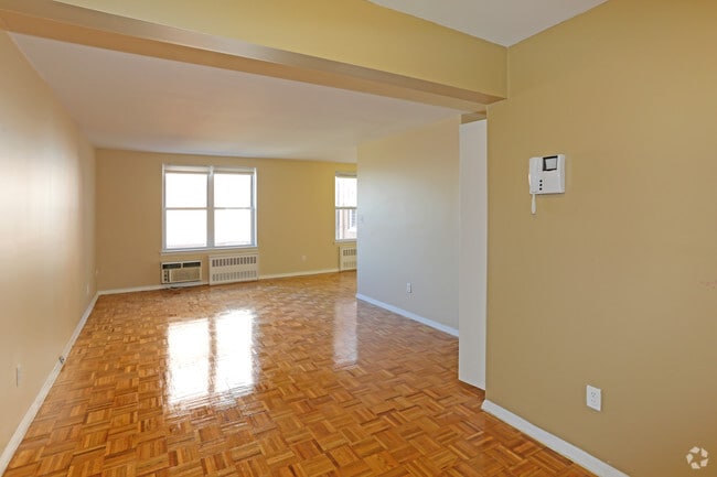 Douglaston Squire
