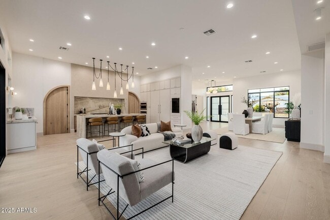 Building Photo - 3301 E Elm St