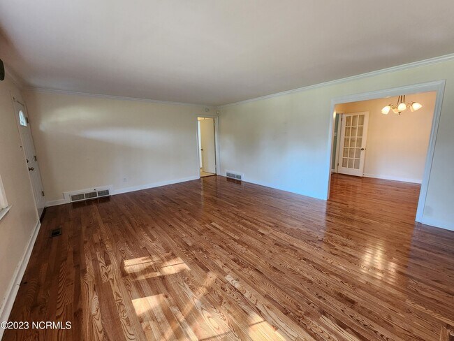 Photo - 607 River St