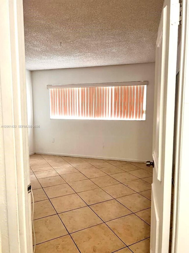 Photo - 401 NW 72nd Ave Unidad 304B