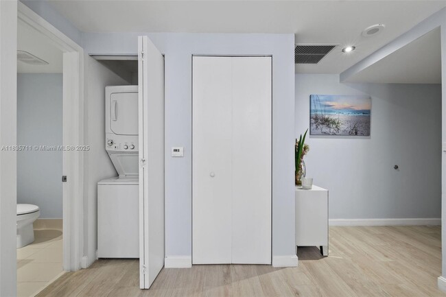 Photo - 55 SW 9th St Unidad 2309