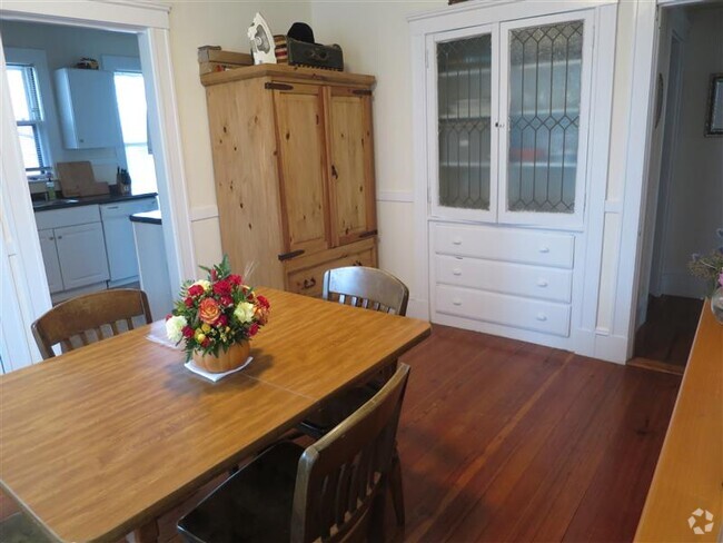 Building Photo - 14 Sanborn Ave Unit #2 Rental