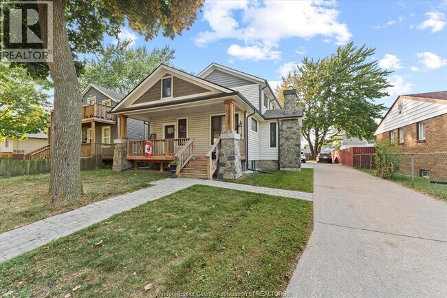 Photo - 3222 Peter St