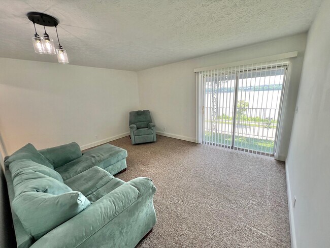 Sala de estar con vista completa al río - 212 Riverside Dr