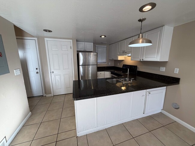 Building Photo - 460 E Elm St