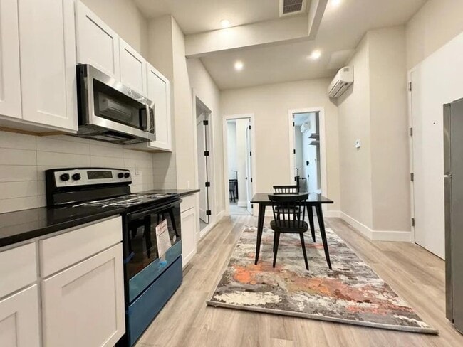 Building Photo - Nice room in a good neighborhood