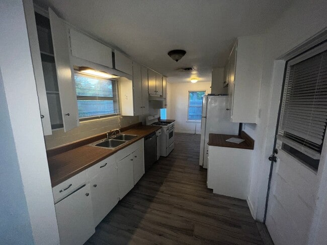 Building Photo - 3/2/2 home on a quiet street. Centrally lo...