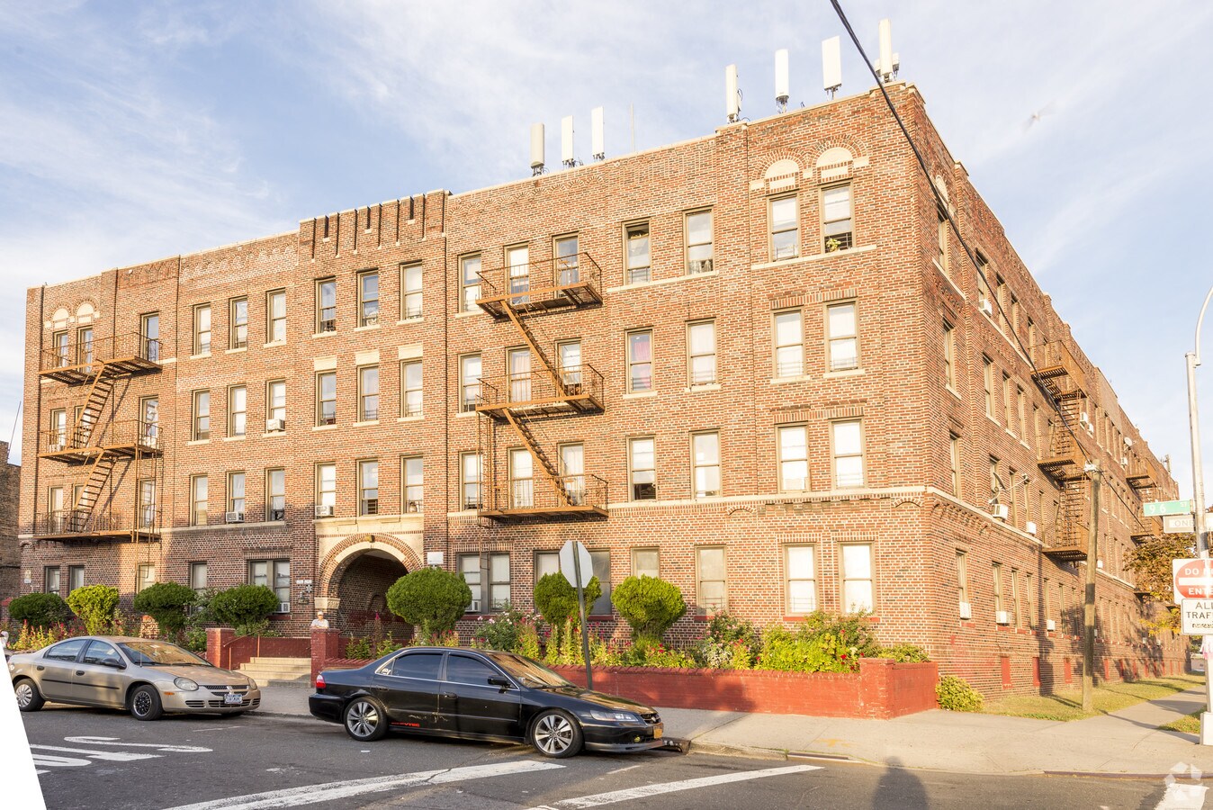 Elmhurst Gardens - Elmhurst Gardens Apartments