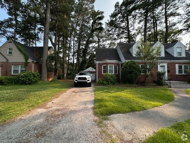 Building Photo - Charming Brick Cape Cope Rental