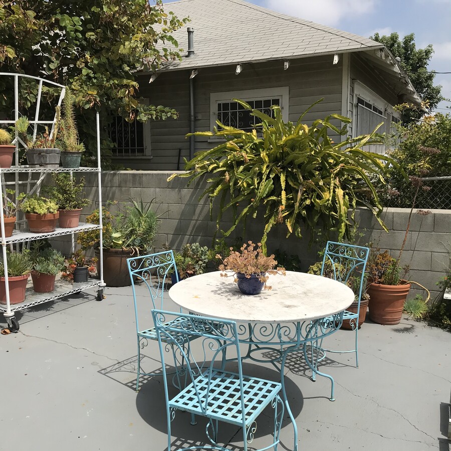 Back outdoor dining area - 1426 Allesandro St Unit Mediterranean Duplex
