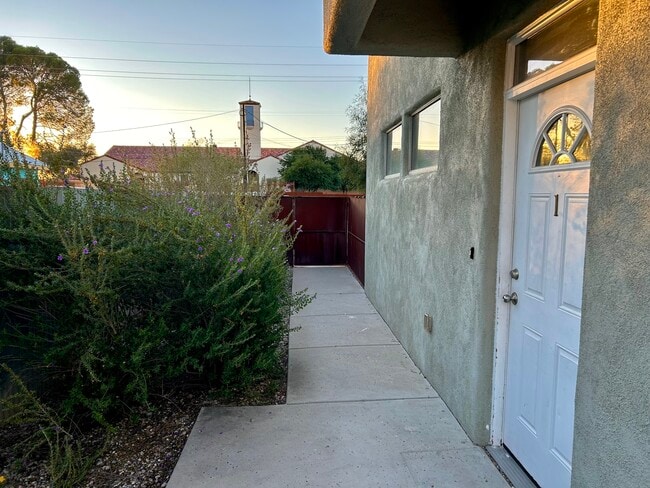 Área de entrada privada para la Unidad 1 - 3136 N Winstel Blvd Unidad 1