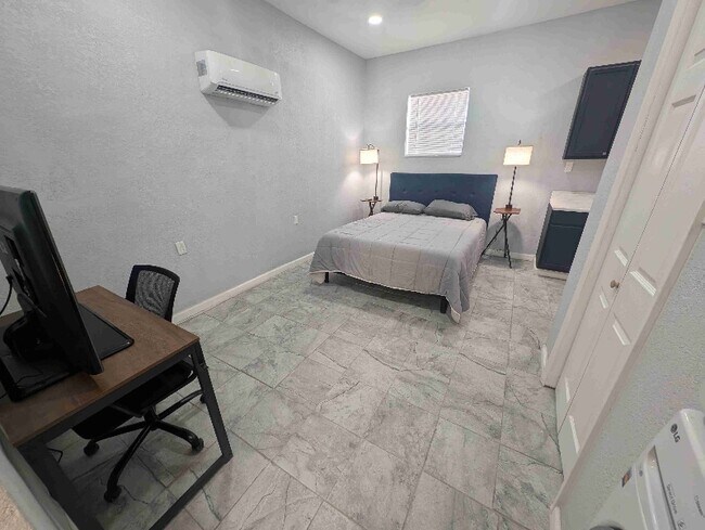 Photo - 503 E 6th St