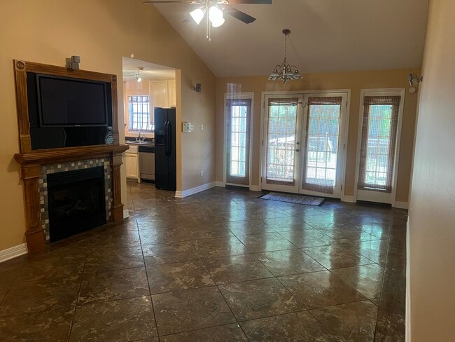 Living - 311 Standifer Ave