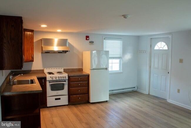 Building Photo - 450 E Butler Ave Unit APT A