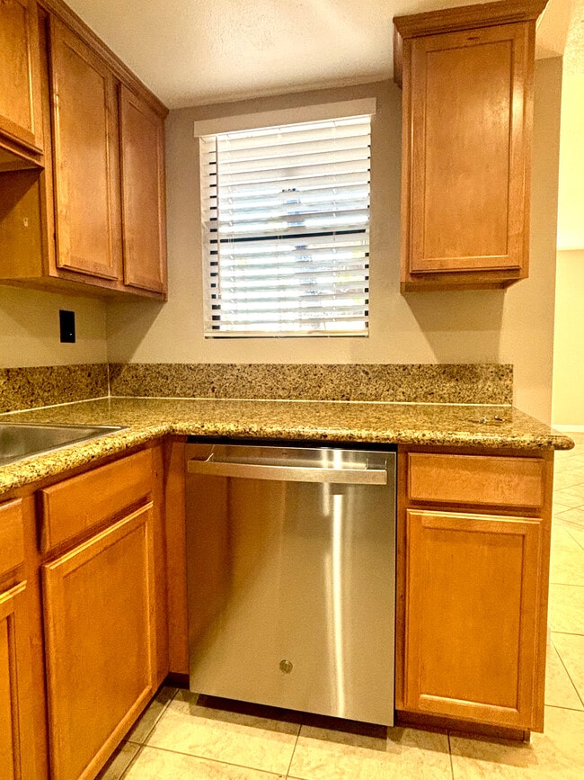 Cocina con vista a la ventana - 1339 Massachusetts Ave Unidad 101