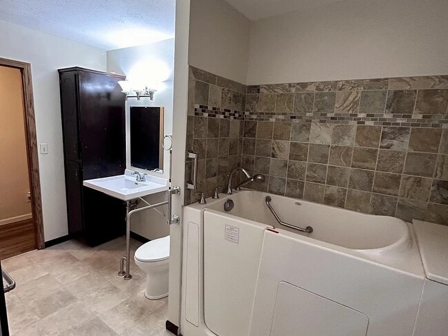 Photo - 235 N Michigan St