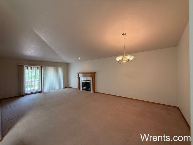 Available NOW!!!!! 3200 sqft home with Gol... - Available NOW!!!!! 3200 sqft home with Gol...