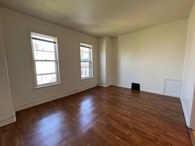 Photo - 2866 Wicklow St