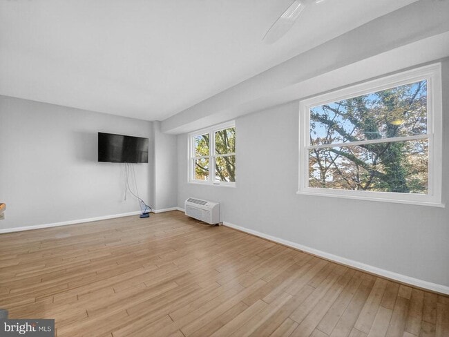 Building Photo - 1801 Clydesdale Pl NW Unit 211