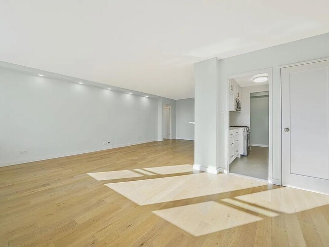 Building Photo - 460 E 79th St