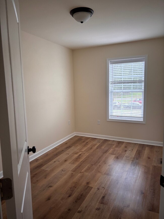 Photo - 105 Rojan Rd