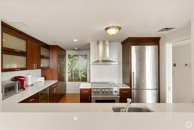 Building Photo - 975 Memorial Dr Unit 808 Rental