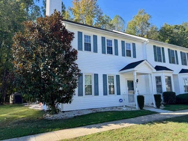 Building Photo - Elegant 2-Story Townhome with Sunroom & Lu...