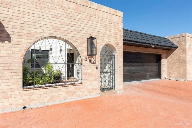 Photo - 304 Uvalde Ave Townhome