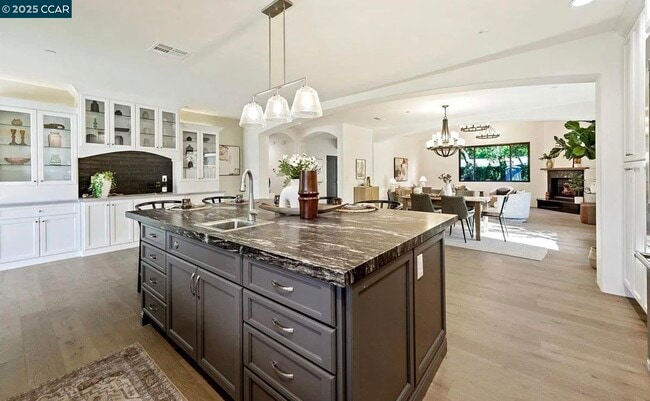 Photo - 132 Quinterra Ln