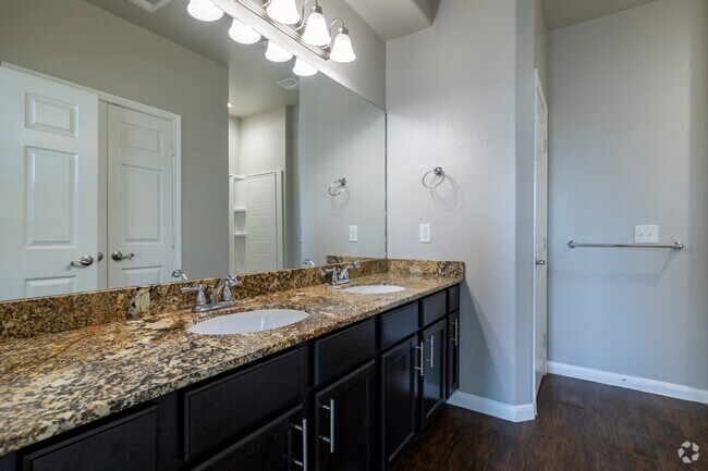 2BR, 2BA - 1159SF - Master Bath - The Lofts of Conroe