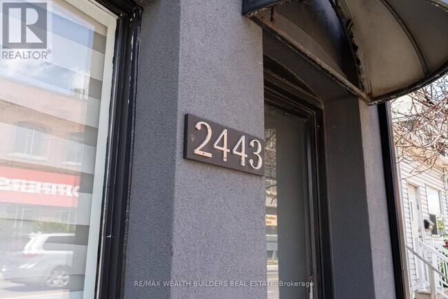 Photo - 2443 Dundas St W