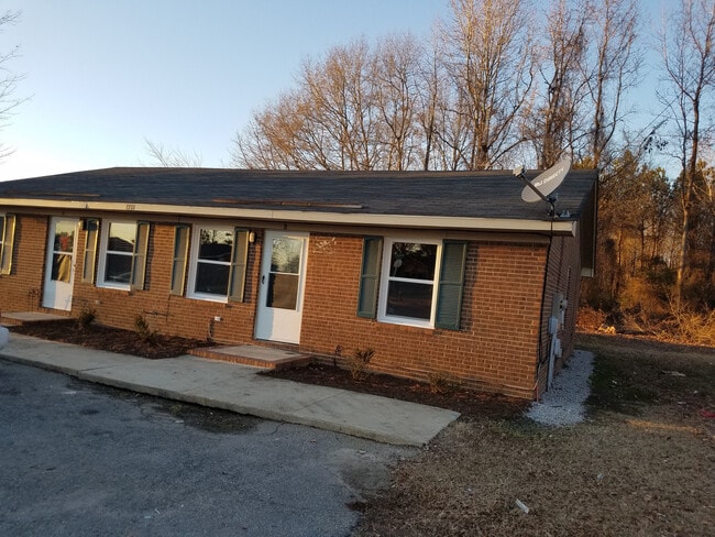 Building Photo - 1701 Snowden Dr SE Unit B