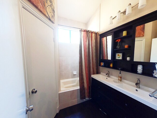 spare bath and closet - 3235 Cole Ave