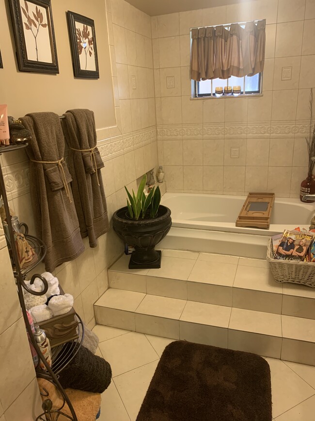 Soaking Tub - 17121 NW 44th Ave Unit House4Rent
