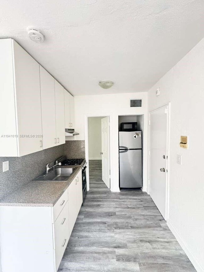 Building Photo - 1555 Pennsylvania Ave Unit 202