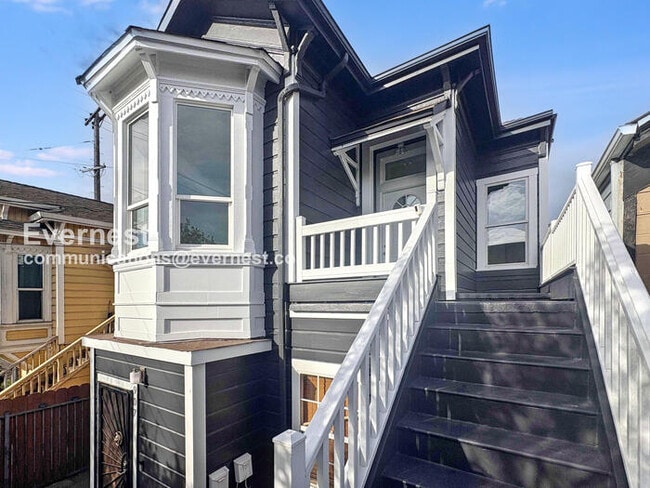 Building Photo - 905 Pine St