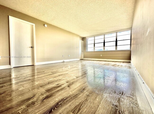 Photo - 1400 St Charles Pl Unidad PH22