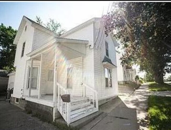 Photo - 348 Dean St NE