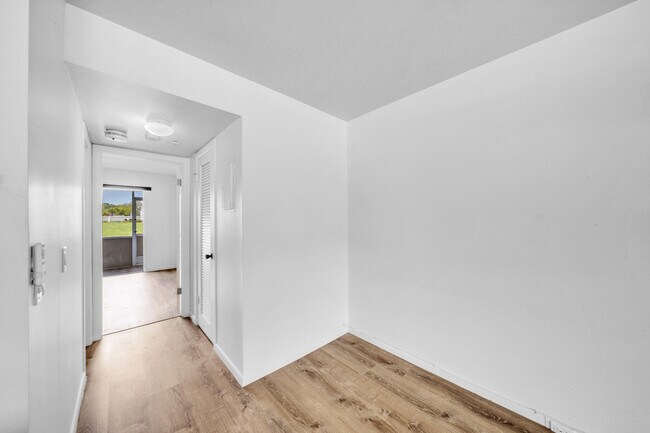 Photo - 127 Westbury E