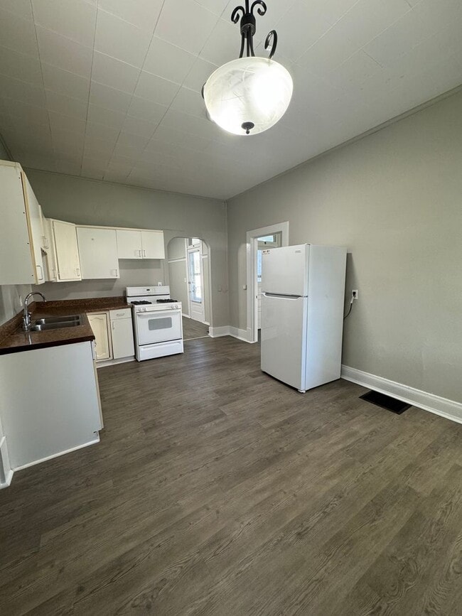 Photo - RENT SPECIAL: $300 OFF THE DEPOSIT IF LEAS...