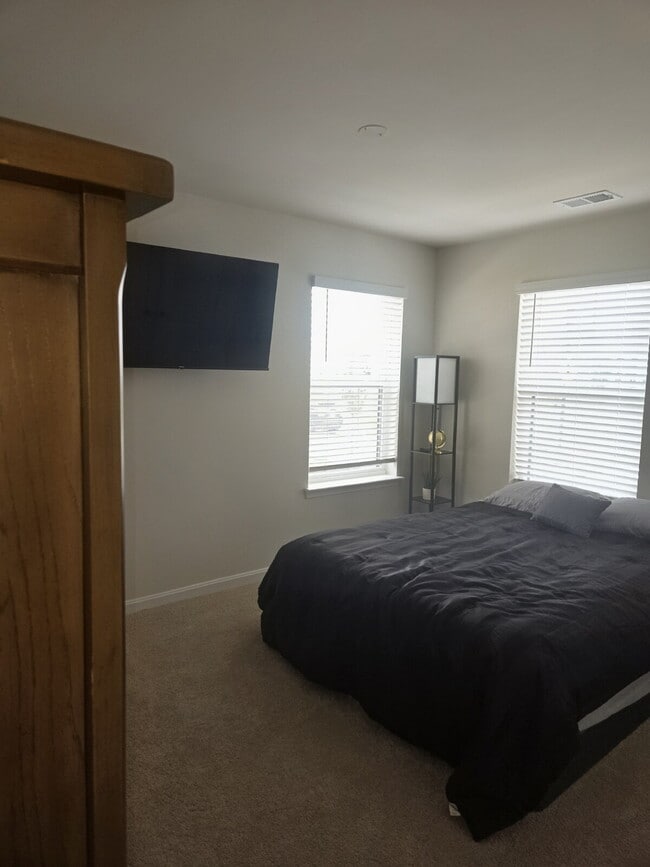 "Experience Modern Comfort: Mostly Furnished 3-Bed, 3.5-Bath Townhouse in Renn Quarter"
