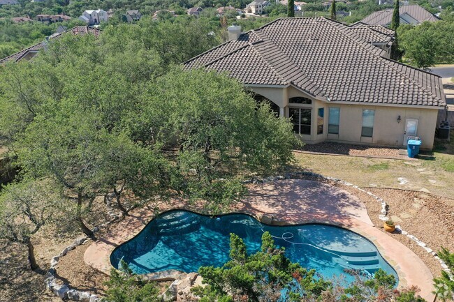 Building Photo - Stunning Executive Style Home with Pool - ...