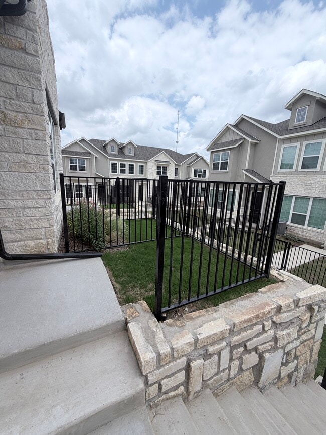Photo - 1211 Foxglove St