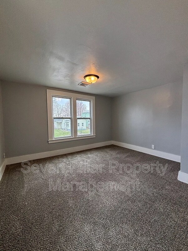 Photo - 703 E 4th St