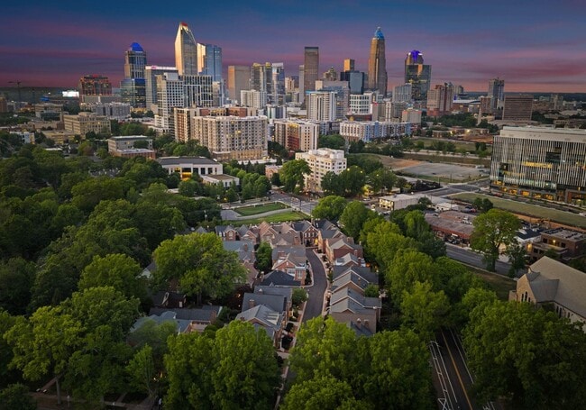 Building Photo - 1124 Dilworth Crescent Row