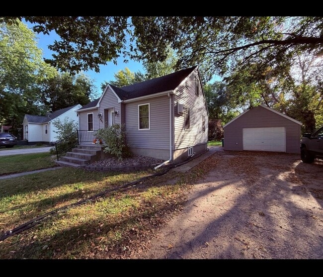 Photo - 605 Peltier St