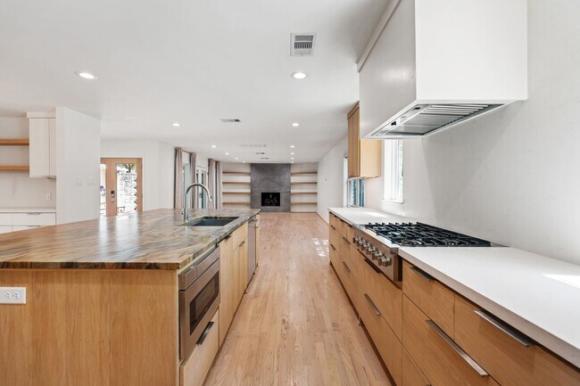 Photo - 13703 Queensbury Ln