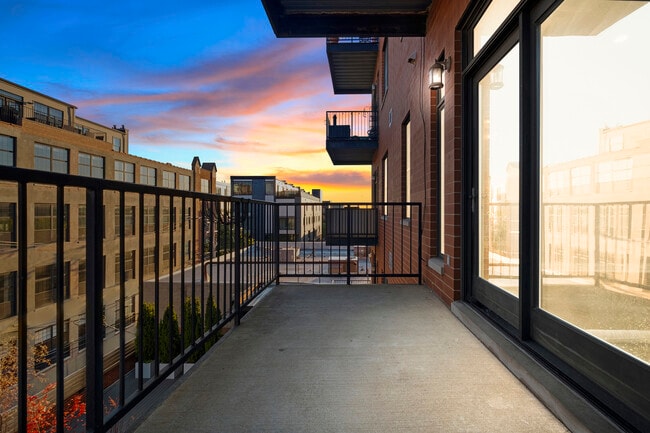 Building Photo - 1355 W Washington Blvd Unit 4D