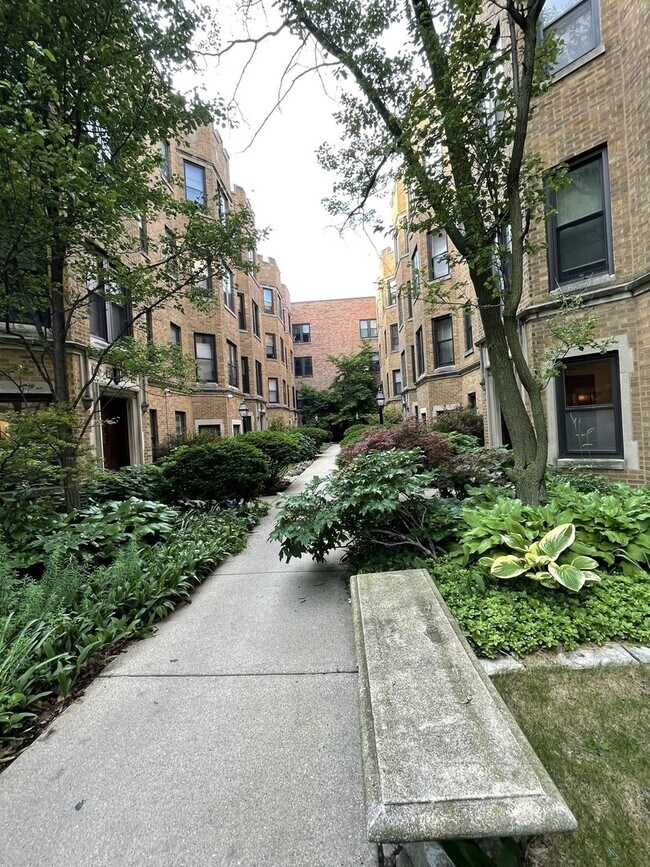 1210 W Jarvis Ave Unit 3S