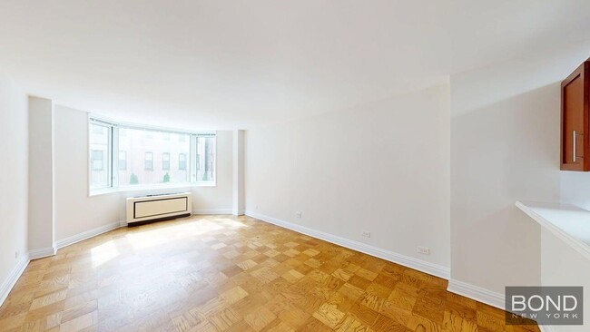 Building Photo - 400 E 71st St Unit 3R
